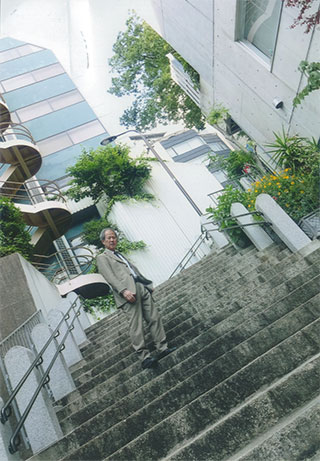 曲がってるし、急で、大変です