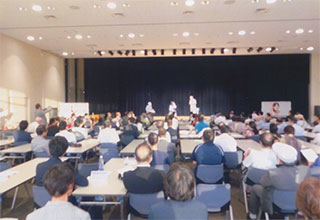 会場は満員でした