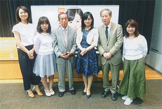 上西さん、飛松さんを囲んで