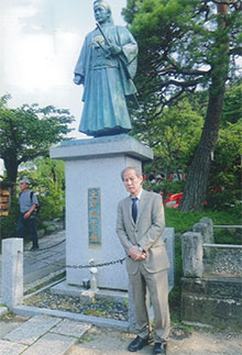 土方歳三の銅像の前で