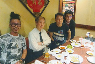 監督（右）と出演者