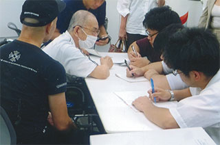 記者に囲まれ、質問されてました