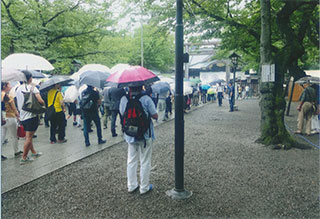 参拝は長蛇の列です