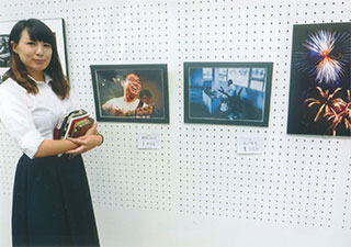 自らの作品の前で。青木花子さん