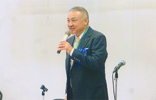 講演する森功さん