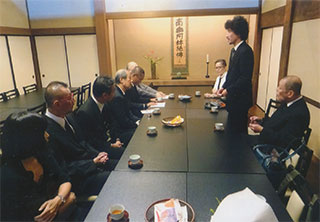 挨拶する高木氏