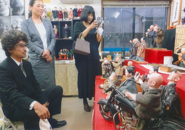 人形に似顔絵を描いてもらう