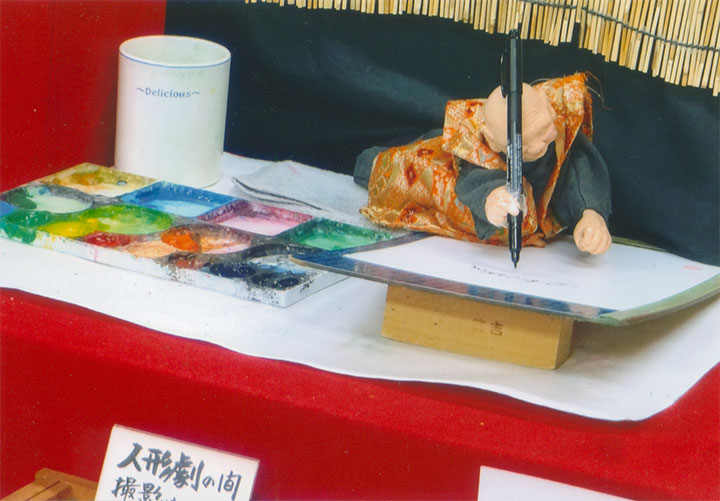 人形は必死に描いている