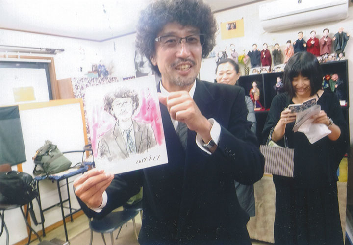 出来上がった作品を手に高木氏