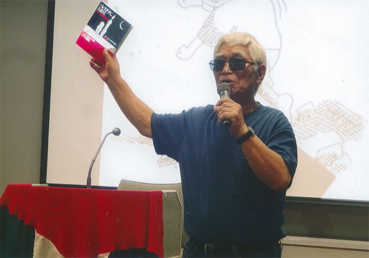 挨拶する足立正生さん