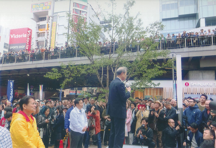 甲州街道の横にも人が鈴なりです
