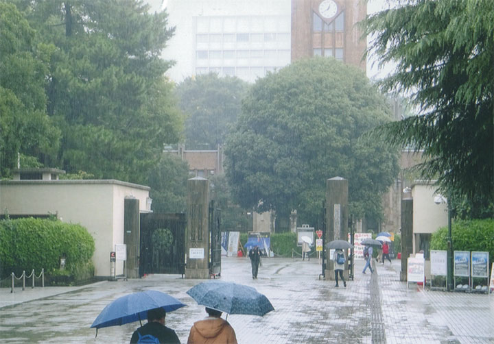 東大の正門前を通って