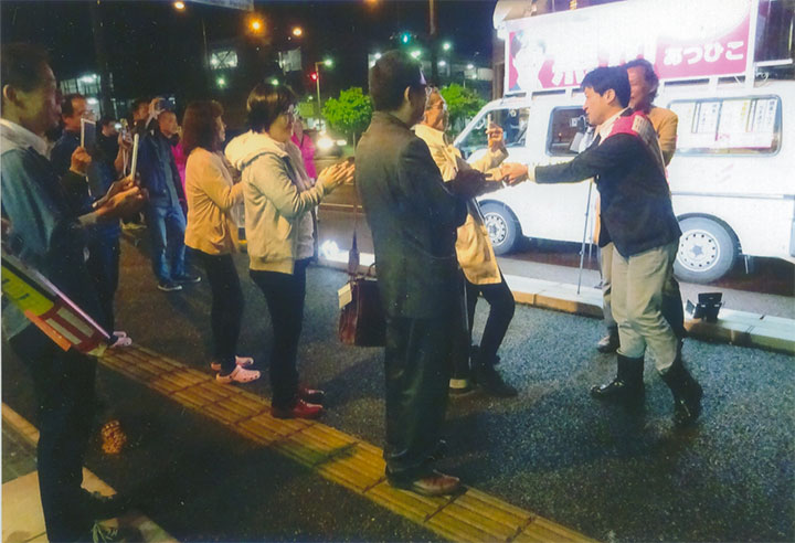 夜遅くまで続きます