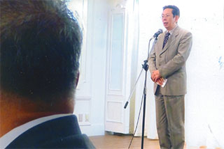 挨拶する植草一秀さん