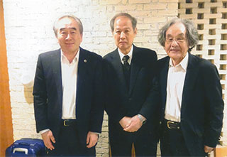 小川原優之さん（左）。菊田幸一さん（右）と