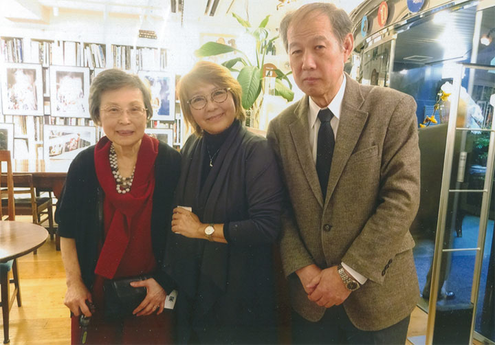 藤原さんの奥さん(左)。女優の岡崎友紀さんと