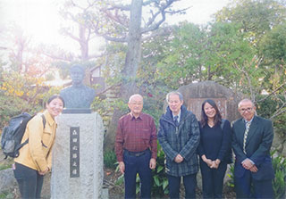 必勝氏の胸像の前で