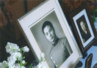 必勝氏はじっとこちらを見ています