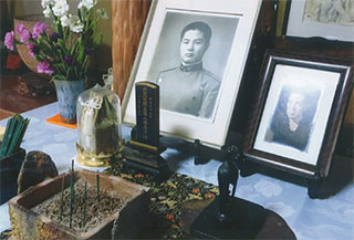 横に行っても、視線はこちらを見ています