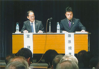 司会の室さん、藤原さん