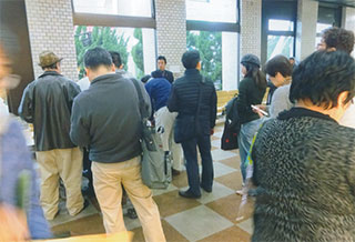 サインを求めて並ぶ人たち