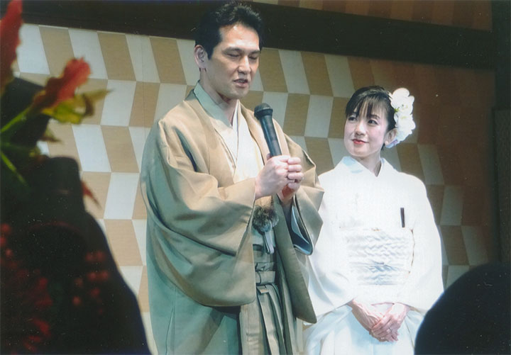 結婚の誓詞を述べる二人