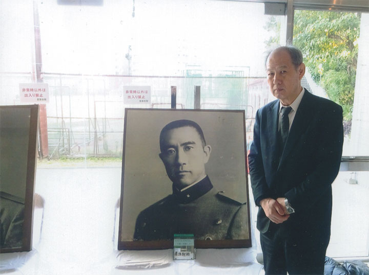 三島さんの遺影の前で