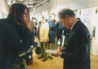 サインしてます