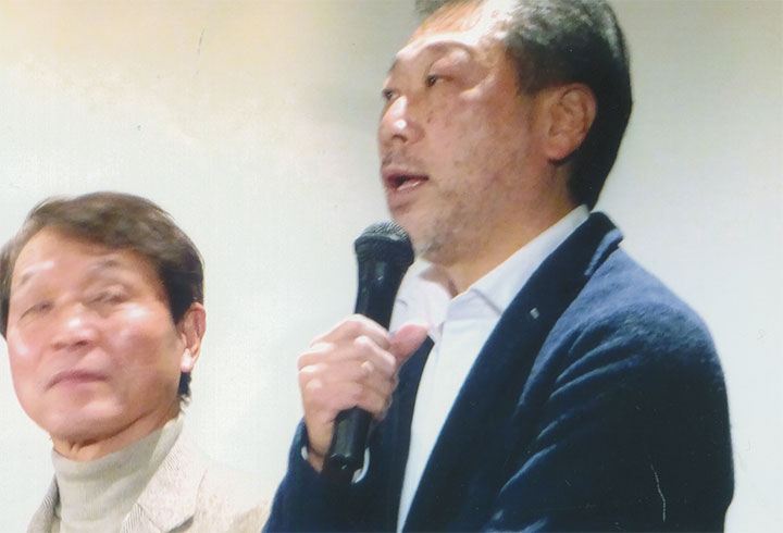 挨拶する金聖雄監督