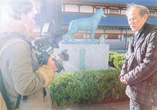 「軍犬慰霊像」の前で