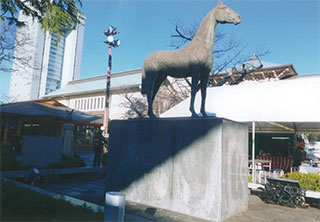 「軍馬慰霊像」