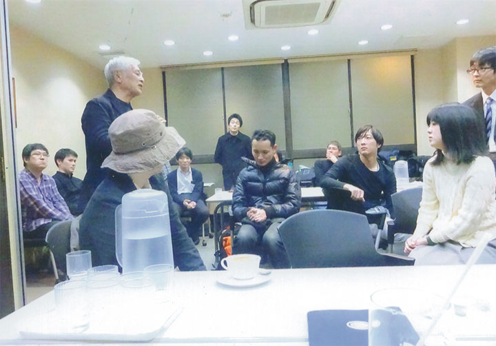 懐かしい先生や生徒たちが…