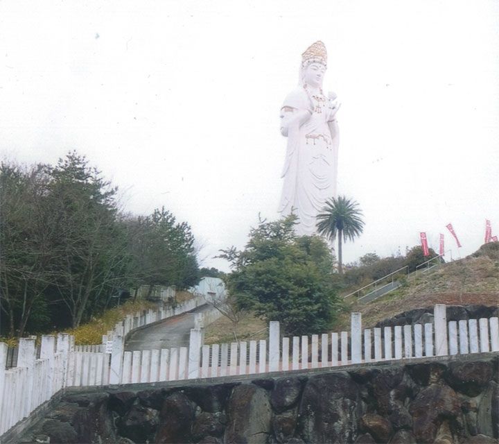 島にはもう一つ、有名な大観音もあります