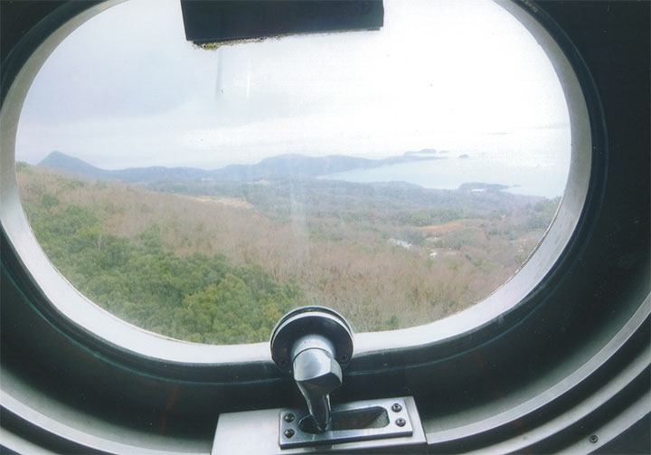 胸のあたりから外が見えます