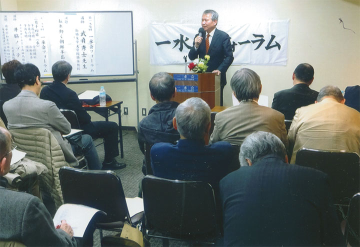 一水会で講演する武貞さん