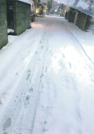 外も雪道です