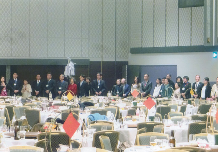 最後は千人が輪になって歌います