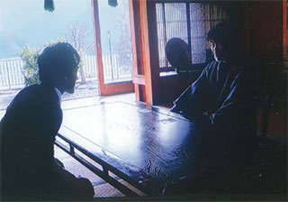 容疑者の右翼活動家に迫ります