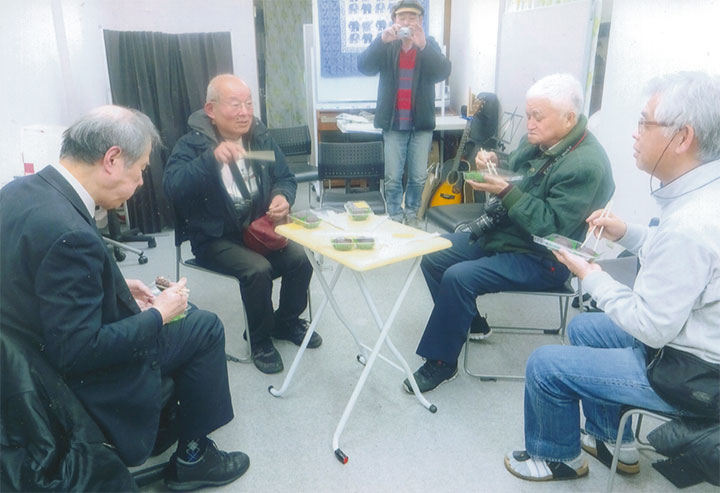 皆で、ぼたもちを食べてます