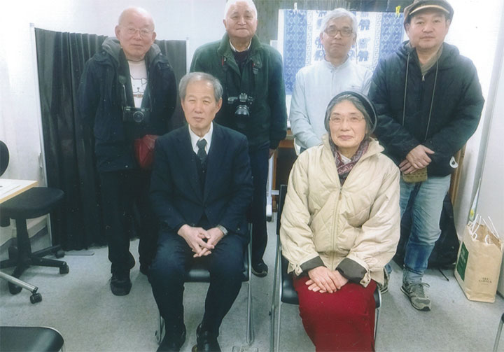 作家の蠣崎澄子さんを囲んで