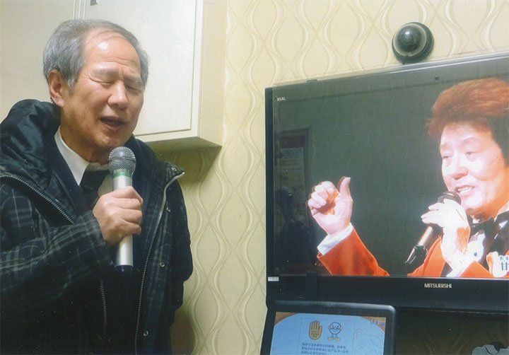 カラオケで舟木一夫の歌を