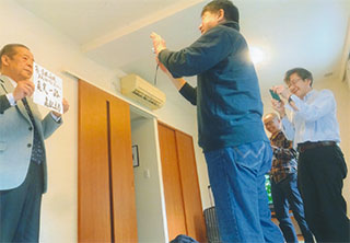 飛松さんのサインを撮ってます