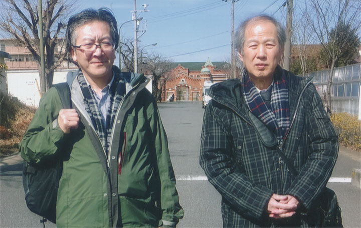 後ろの赤レンガが刑務所