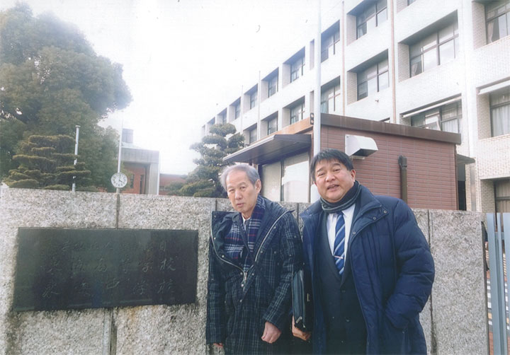 正門前で岩井さんと