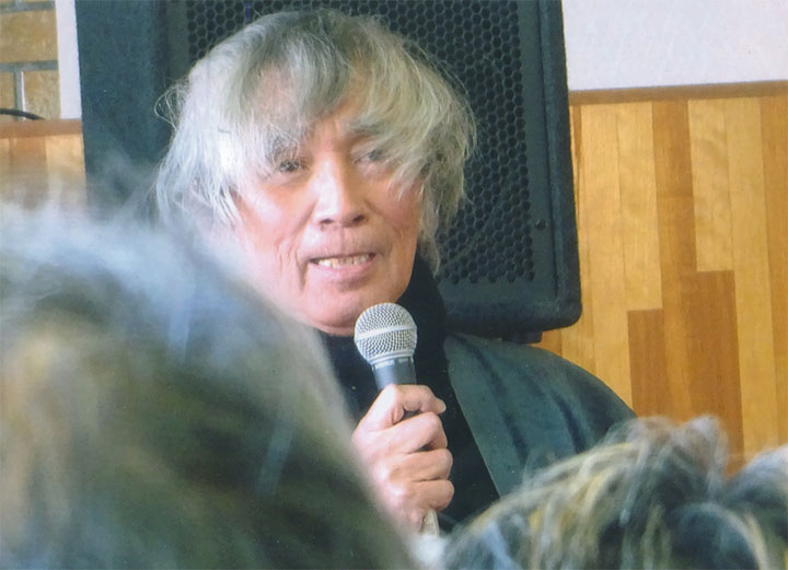 「槐多忌」で挨拶する窪島誠一郎さん