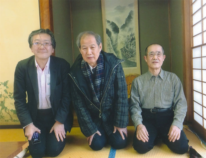 福島泰樹さん（右）。左は寅次郎君