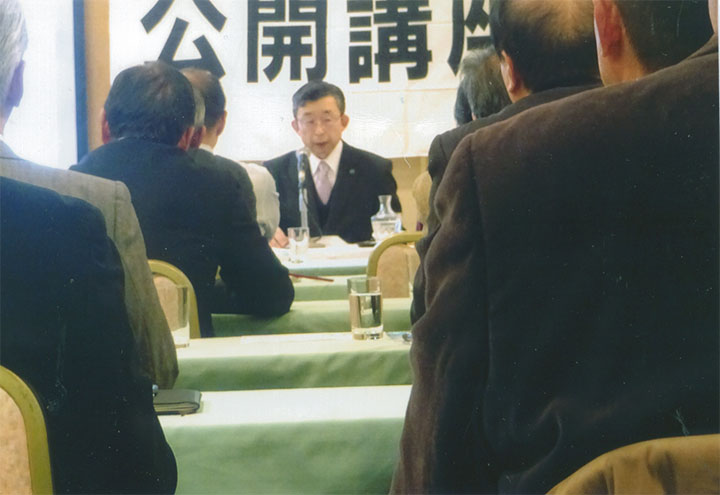 三島研で講演する西村さん