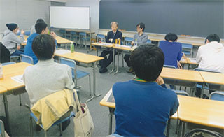 学生も真剣です