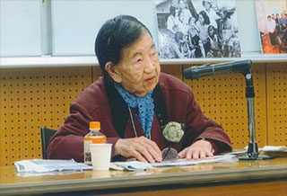 『アリの街のマリア』について講演する志津子さん