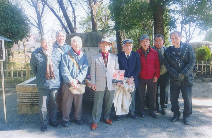 村岡さんたちと一緒に記念撮影